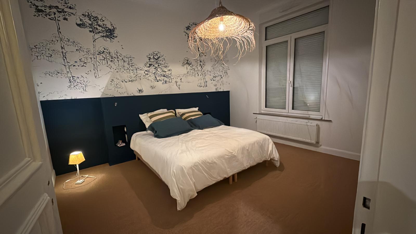 Chambre chaleureuse avec revêtement de sol naturel en sisal posé par Debruille