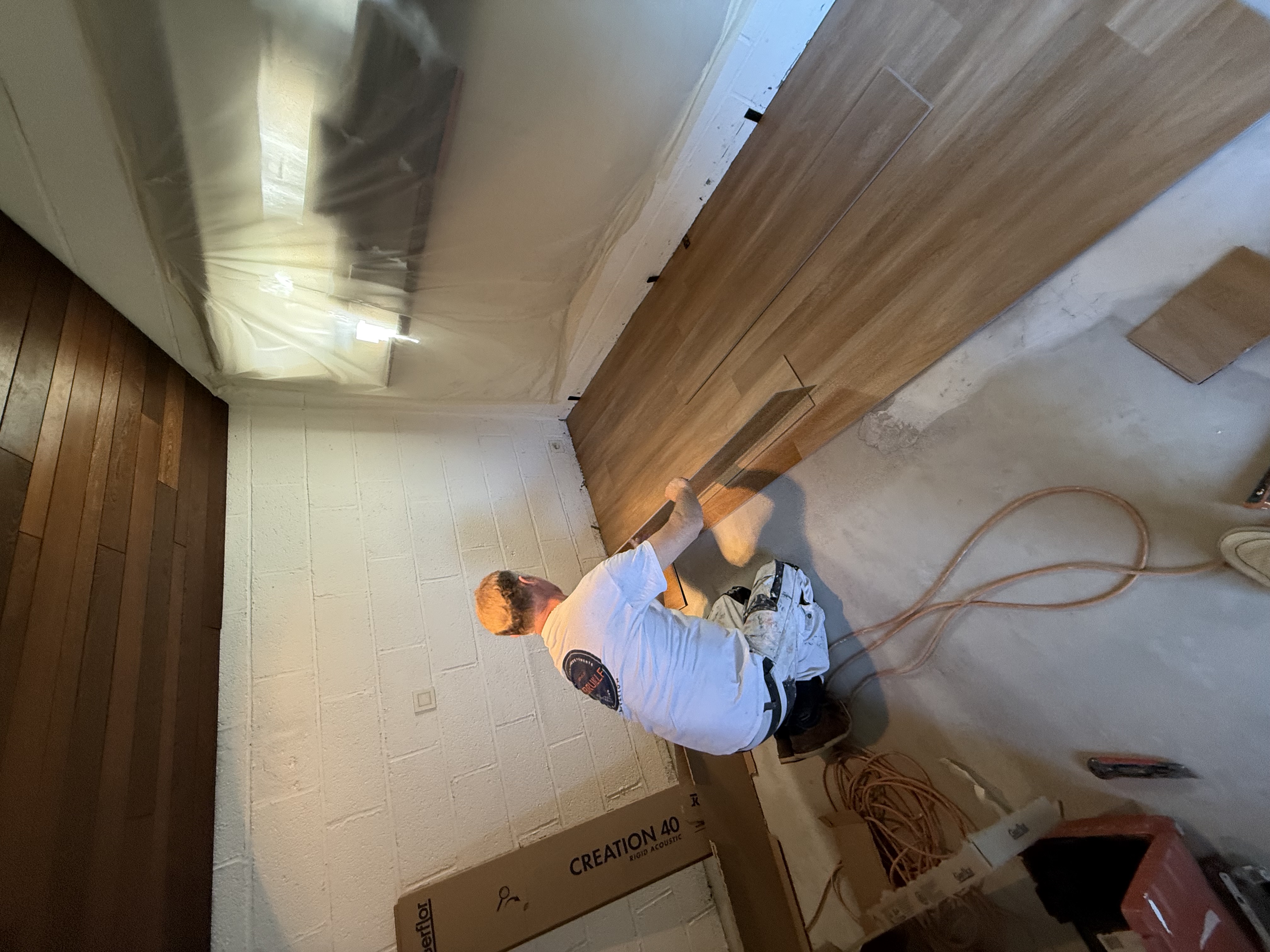 Pose d’un sol imitation parquet par les Établissements Debruille