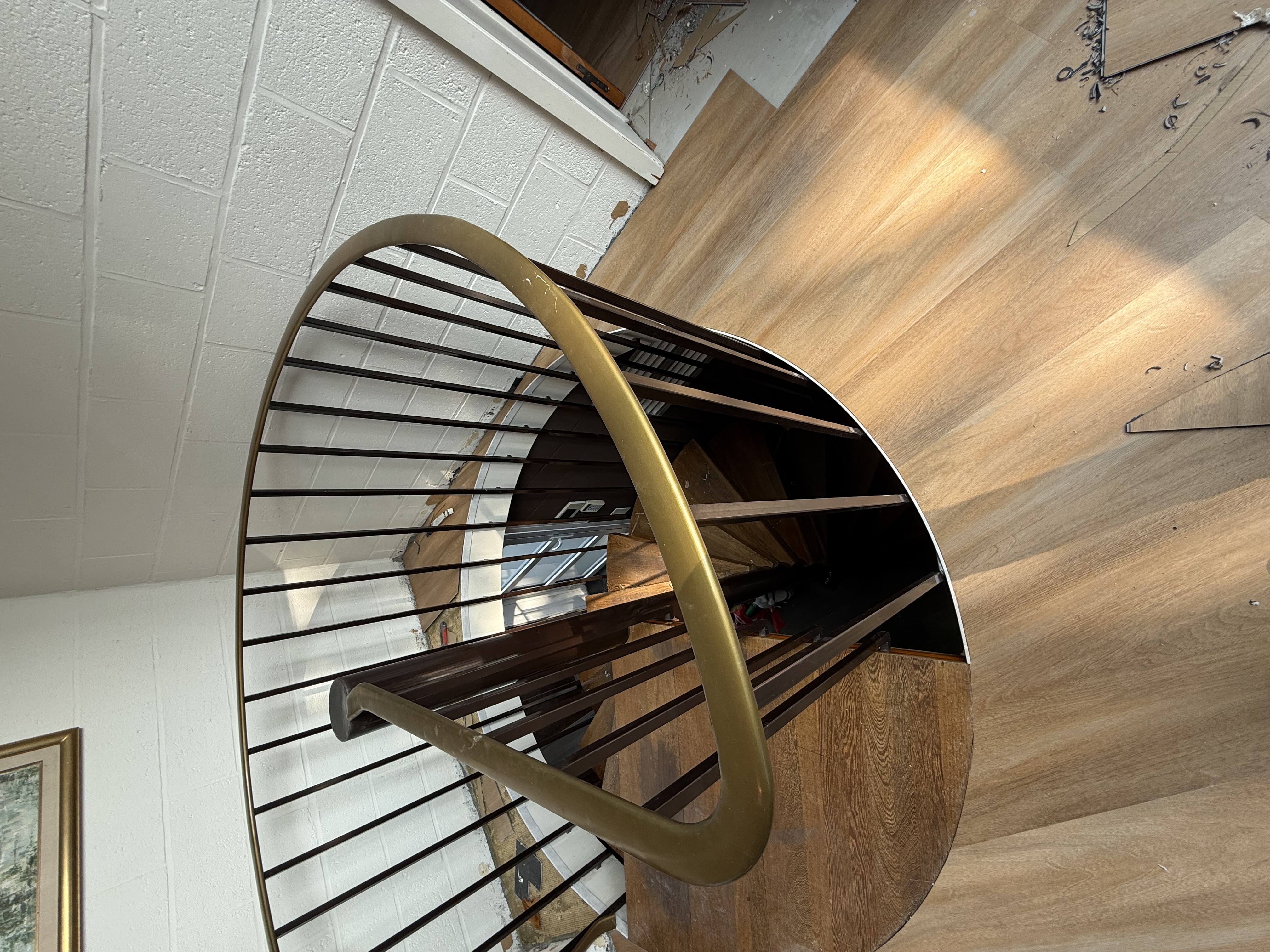 Découpes précises d’un sol imitation bois autour d’un escalier
