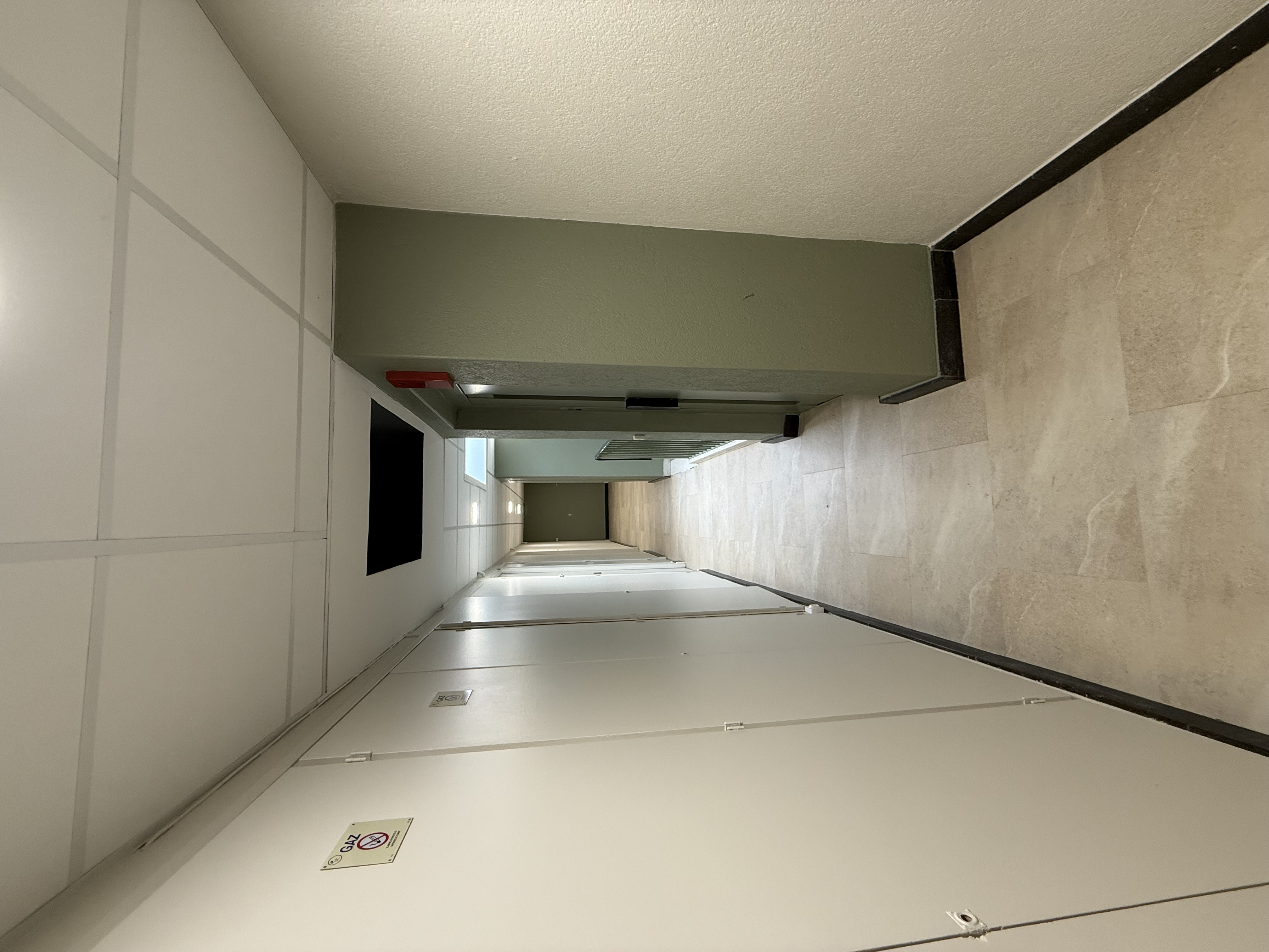Couloir finalisé après rénovation des murs et mise en peinture