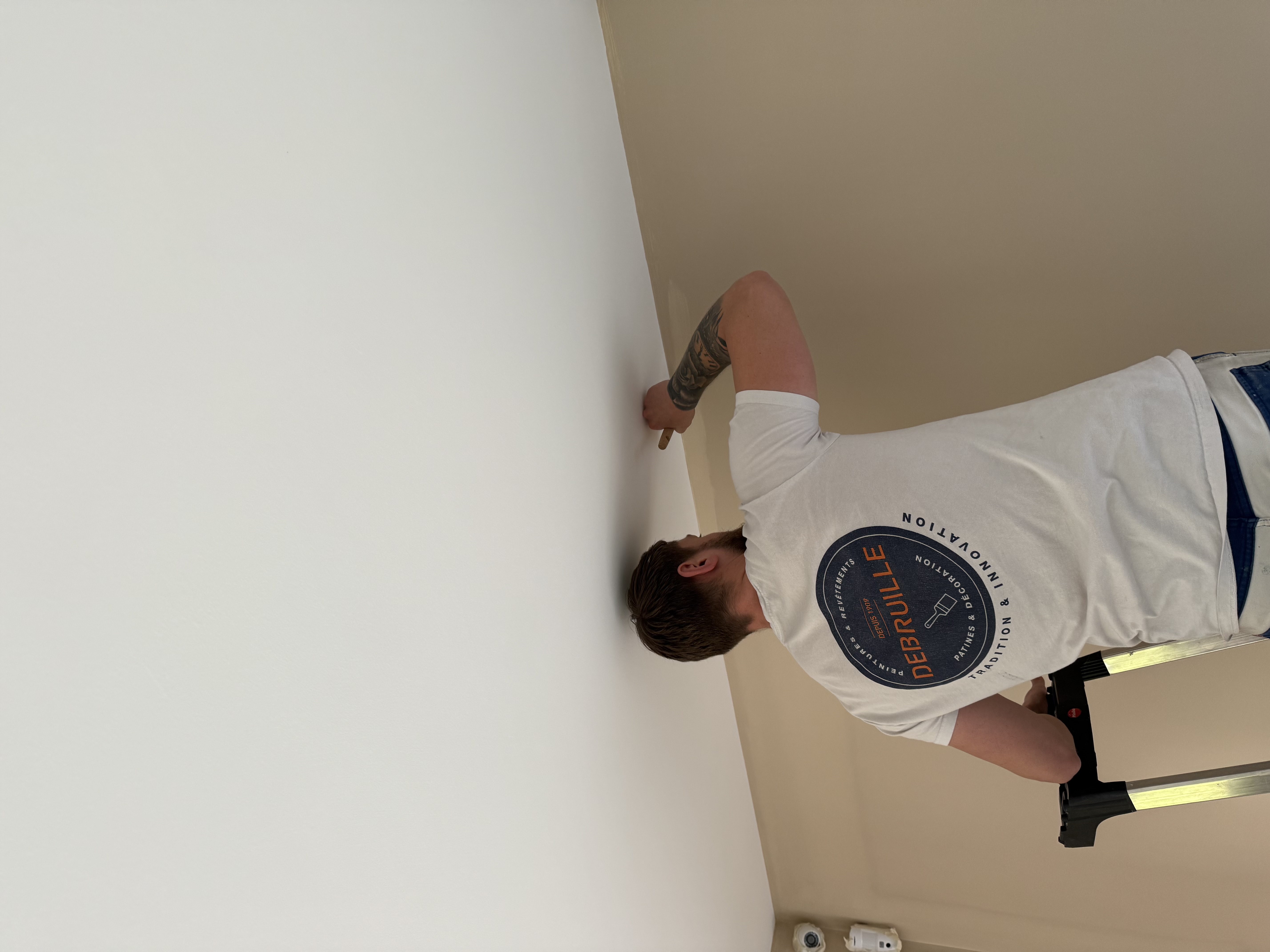 Remise en peinture d’un plafond après préparation du support