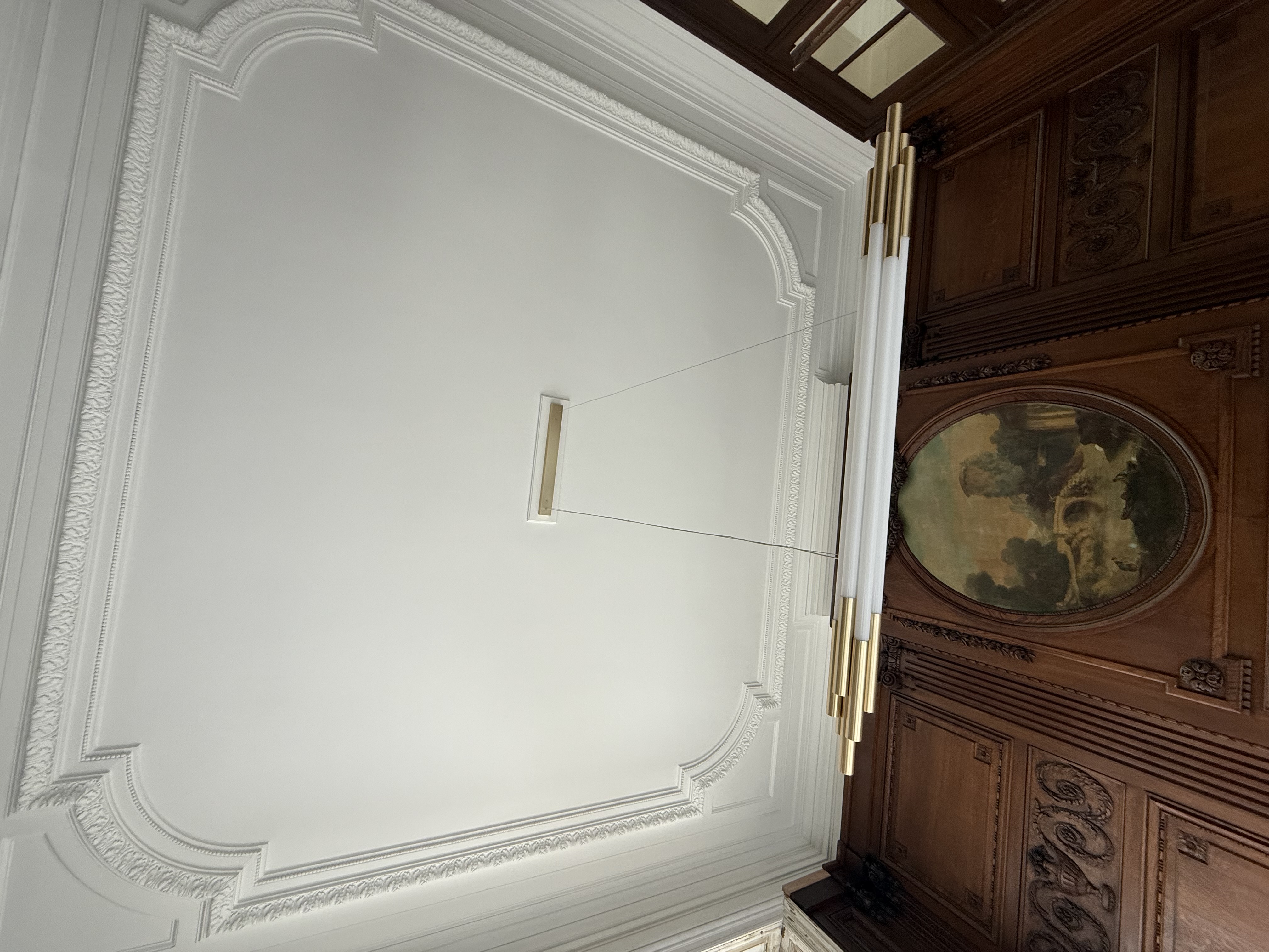 Plafond décoratif après préparation et mise en peinture