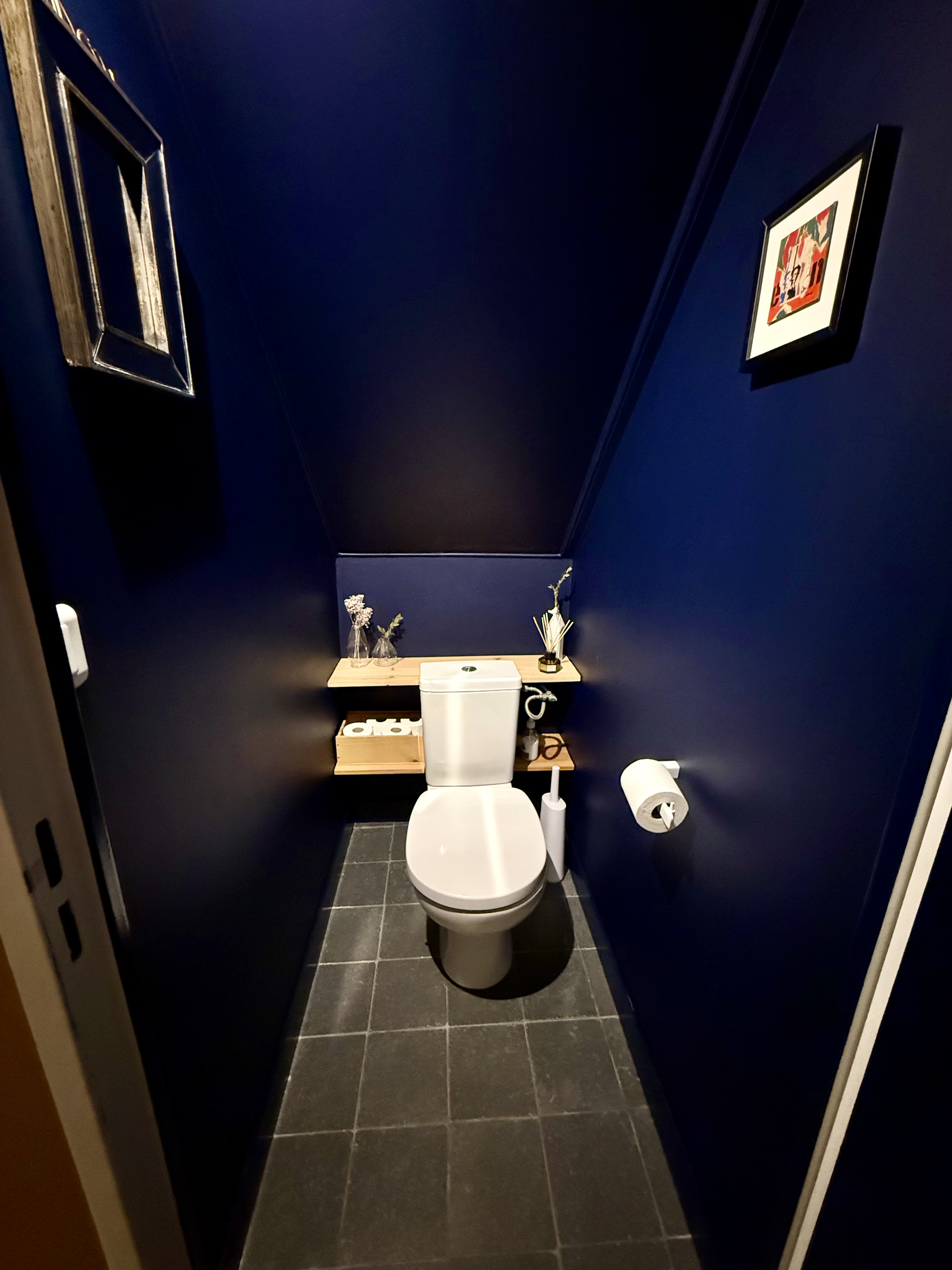 Espace professionnel rénové avec une couleur bleu profond