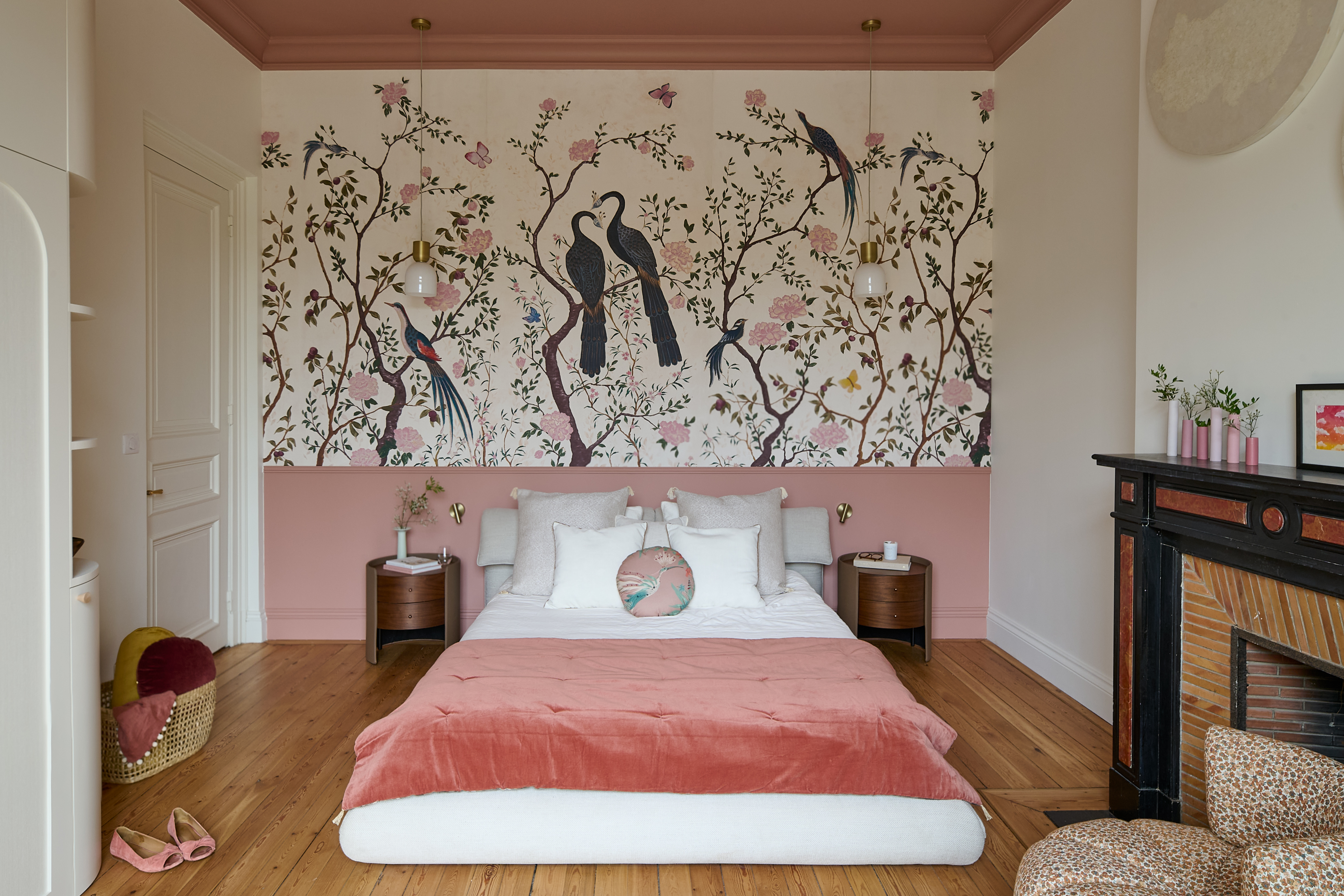 Papier peint panoramique floral posé dans une chambre